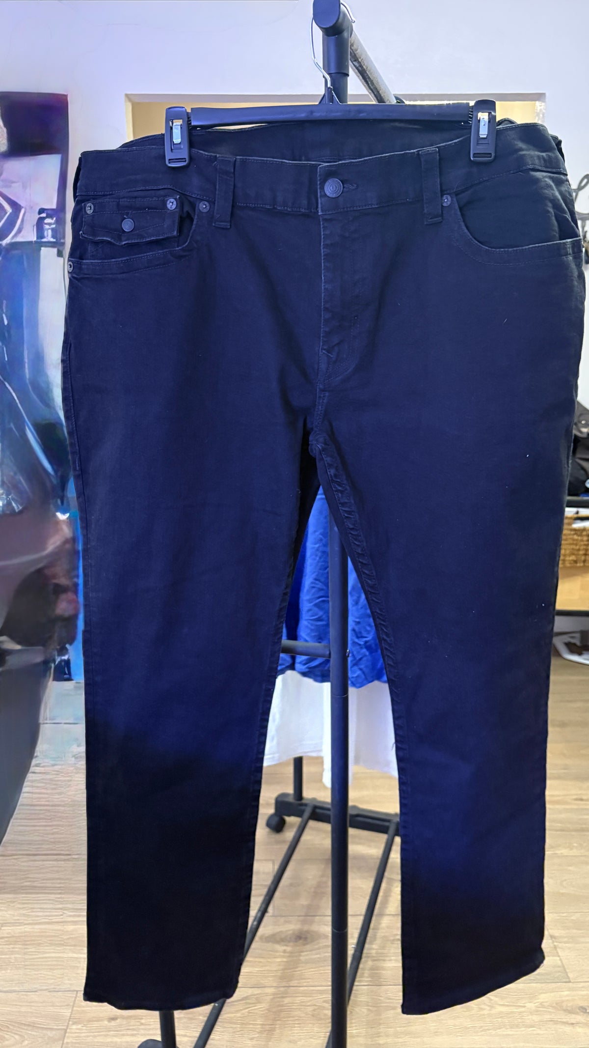 New no tags True Religion Men's Ricky Relaxed Straight Leg Black Jeans with Flap Pockets - Size 44