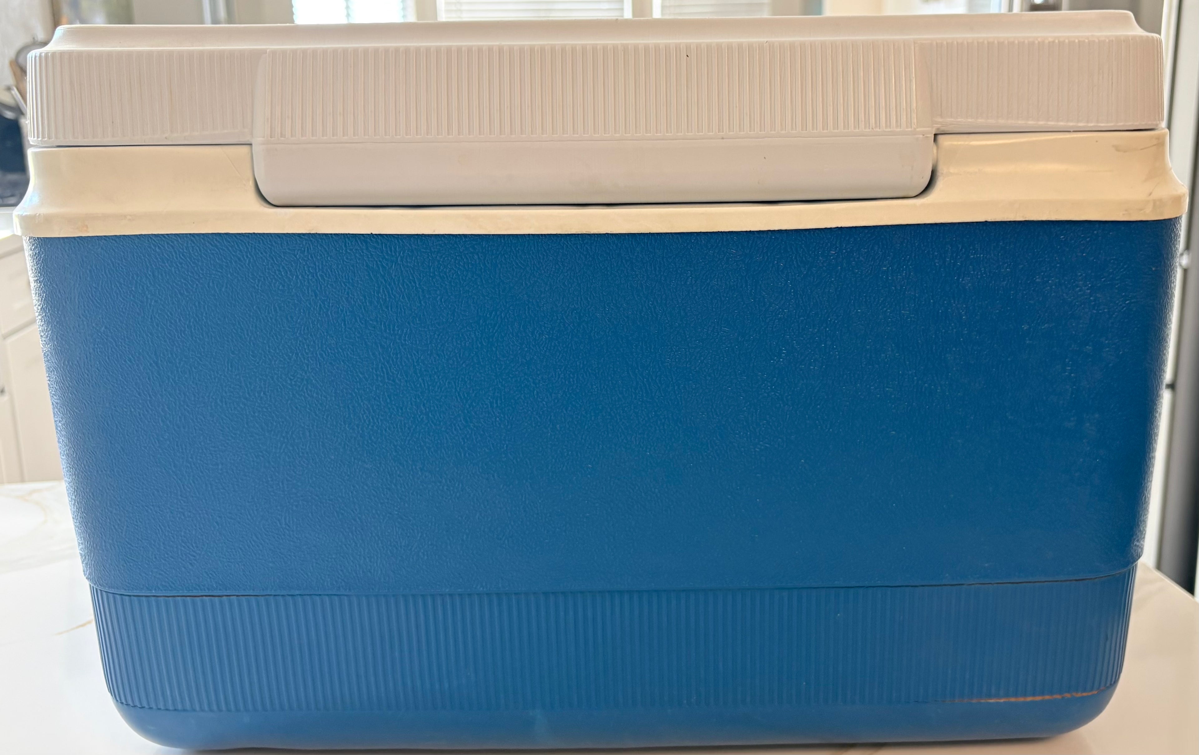 Vintage Rubbermaid 37 Quart Cooler – Model 1935/1937 Blue & White Insulated Ice Chest