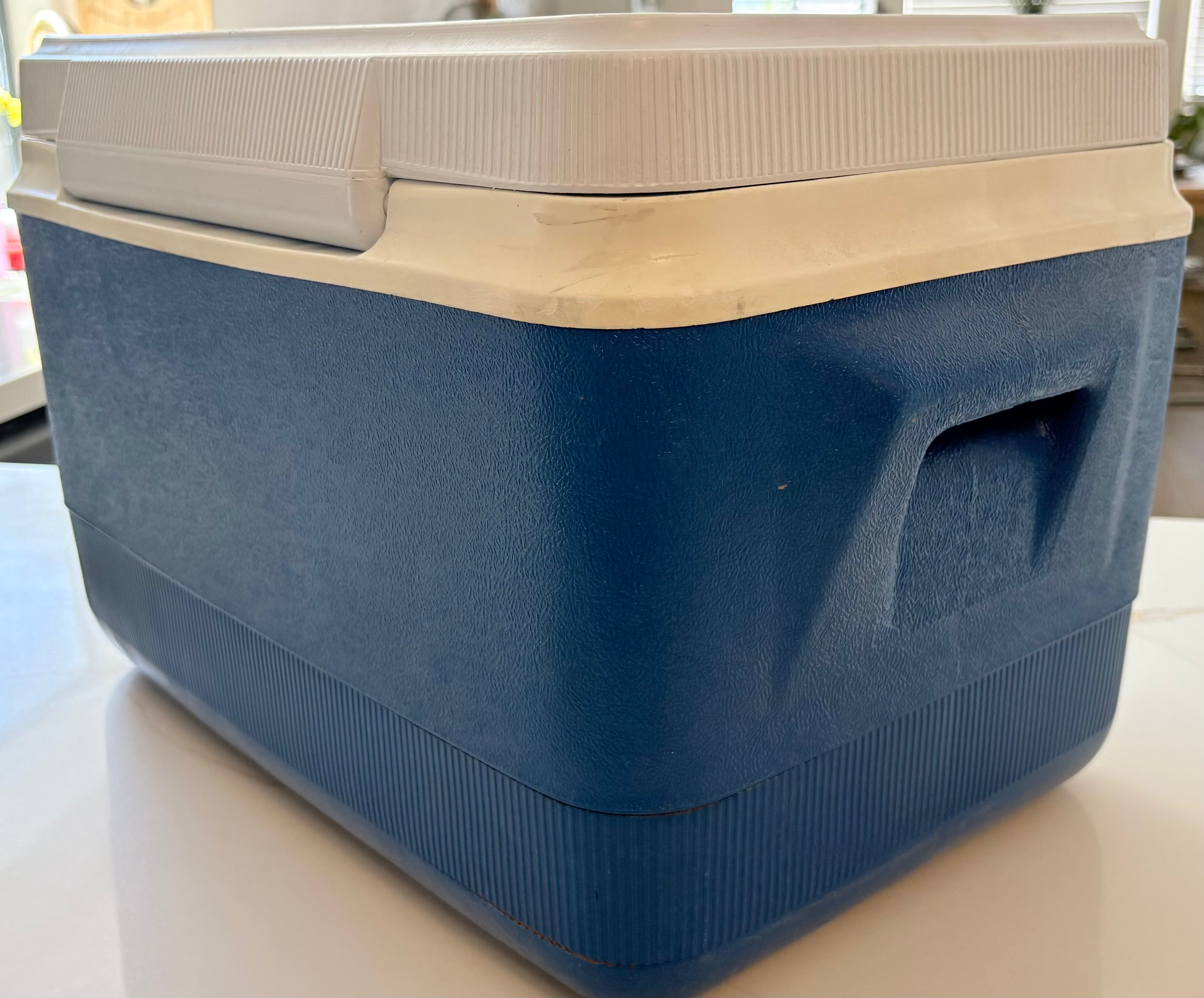 Vintage Rubbermaid 37 Quart Cooler – Model 1935/1937 Blue & White Insulated Ice Chest